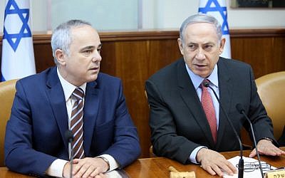 El primer ministro Benjamin Netanyahu (R) y el ministro de Energía, Yuval Steinitz asisten a la reunión semanal del gabinete en Jerusalén el 16 de agosto de 2015. (Marc Israel Sellem / POOL)