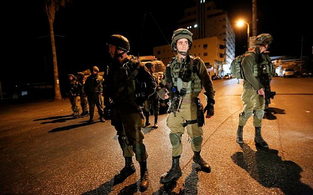 Ilustrativo. Soldados israelíes durante una redada en la estación de radio de al-Huriya por sospecha de incitación a la violencia en la ciudad cisjordana de Hebrón el 31 de agosto de 2017. (Wisam Hashlamoun / Flash90)