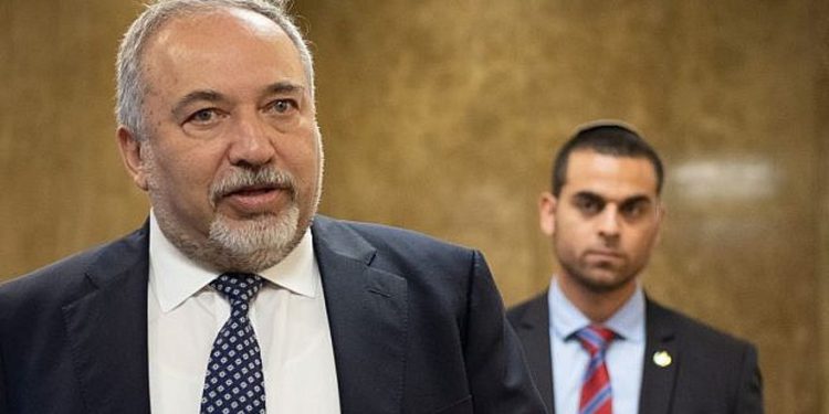 Liberman dice que se reunió secretamnte con enviado de Qatar en Gaza