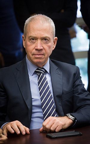 El ministro de Vivienda y Construcción, Yoav Gallant, en la Knesset, el 7 de mayo de 2018. (Miriam Alster / Flash90)