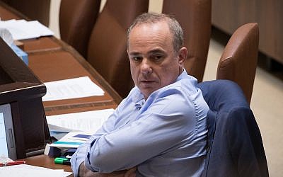 El ministro de Energía, Yuval Steinitz, asiste a una sesión plenaria en la Knéset en Jerusalén, el 23 de mayo de 2018. (Yonatan Sindel / Flash90)