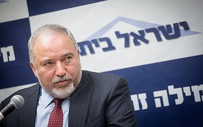 El ministro de Defensa, Avigdor Liberman, dirige una reunión de facción de su partido Yisrael Beytenu en la Knéset el 18 de junio de 2018. (Miriam Alster / Flash90)