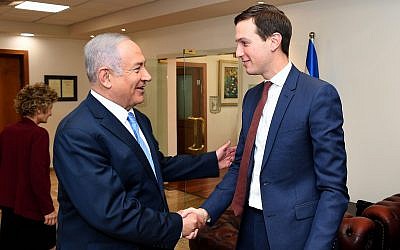 El asesor principal del presidente de los Estados Unidos, Donald Trump, Jared Kushner (derecha) se reúne con el primer ministro Benjamin Netanyahu en la oficina del primer ministro en Jerusalén el 22 de junio de 2018. (Matty Stern / US Embassy Jerusalén / Flash90)