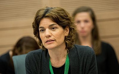 La líderresa del partido Meretz, MK Tamar Zandberg, asiste durante una reunión conjunta del Knesset y el Comité de Constitución en el Knesset, el 10 de julio de 2018. (Yonatan Sindel / Flash90)