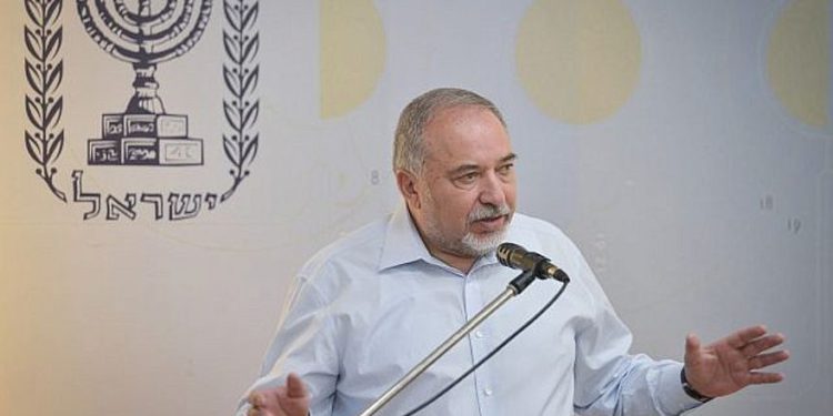 Liberman: 'Haremos lo que sea necesario' para detener los ataques de cohetes en Gaza