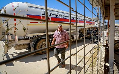 Un palestino llenó de combustible un camión desde Egipto, en Rafah, en el sur de la Franja de Gaza, el 6 de agosto de 2018. (Abed Rahim Khatib / Flash90)