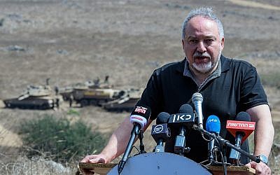 El ministro de Defensa, Avigdor Liberman, realiza un simulacro de ejército en el norte de Israel el 7 de agosto de 2018. (Basel Awidat / Flash90)