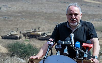 El Ministro de Defensa, Avigdor Liberman, realiza una visita a un simulacro de ejército en el norte de Israel el 7 de agosto de 2018. (Basilea Awidat / Flash90)