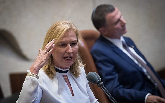 El 8 de agosto de 2018, el jefe de la oposición Unión Sionista MK Tzipi Livni habla en la Knéset, en Jerusalén. (Yonatan Sindel / Flash90)
