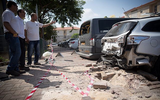El sitio donde un proyectil de mortero de la Franja de Gaza impactó en un edificio de apartamentos y automóviles en la ciudad de Sderot, al sur de Israel, el 9 de agosto de 2018. (Yonatan Sindel / Flash90)