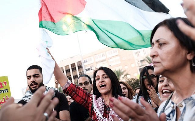 Árabes israelíes, algunos agitando banderas palestinas, protestan contra la ley del estado-nación 'en la plaza Rabin en Tel Aviv el 11 de agosto de 2018. (Tomer Neuberg / Flash90)