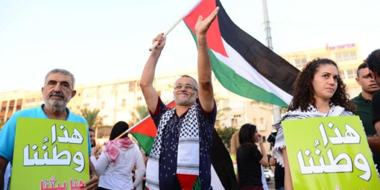 La ironía de usar la bandera palestina para protestar contra la ley del Estado-Nación