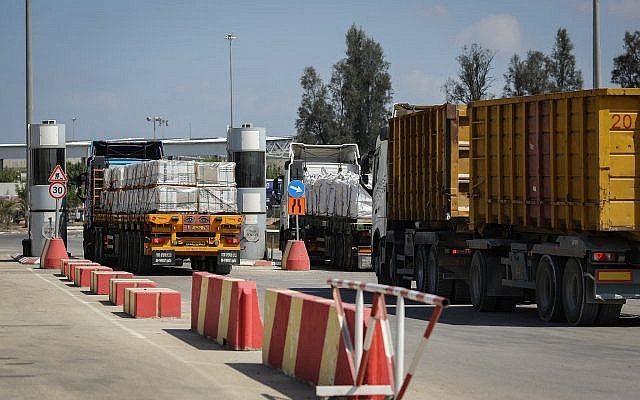 Los camiones cargados con mercancías y mercancías hacen entregas a la Franja de Gaza después de que se abriera el cruce Kerem Shalom el 15 de agosto de 2018. (Flash90)