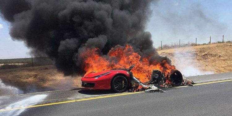 Ferrari estalla en llamas en carretera principal de Israel