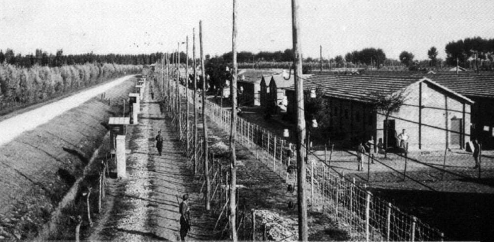 El campo de tránsito italiano Fossoli, un sitio de encarcelamiento para judíos italianos a punto de ser deportados a Auschwitz-Birkenau, donde casi todos fueron asesinados a su llegada, 1943-45 (dominio público)