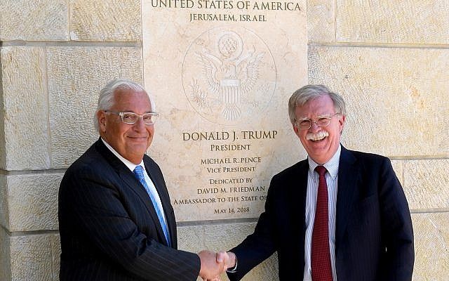 El embajador de los Estados Unidos en Israel, David Friedman, a la izquierda, y el asesor de seguridad nacional de los Estados Unidos, John Bolton, visitan la Embajada de los Estados Unidos en Jerusalén el 21 de agosto de 2018. (Matty Stern / Embajada de los Estados Unidos Jerusalén)