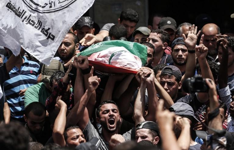Los deudos palestinos llevan el cuerpo de un francotirador de Hamás muerto por fuego israelí, durante su funeral en Jabalia, en el norte de la Franja de Gaza, el 7 de agosto de 2018. (AFP / MAHMUD HAMS)