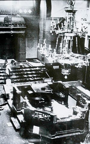 El interior de la Gran Sinagoga en Deventer, Países Bajos, después de haber sido saqueado por los nazis locales en 1941. (Wikimedia Commons / Tfursten)
