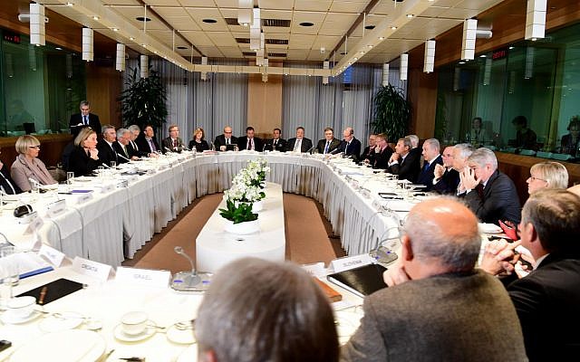 El primer ministro Benjamin Netanyahu desayuna con los ministros de Asuntos Exteriores de los países de la UE en Bruselas, el 11 de diciembre de 2017. (Avi Ohayon / GPO)