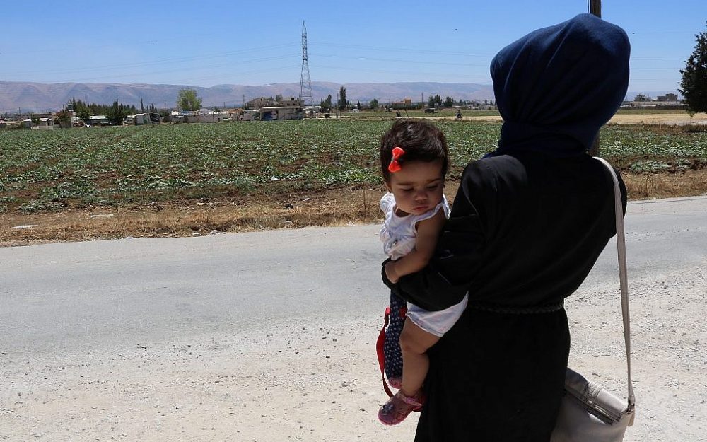 Zeina se encuentra fuera del asentamiento informal en el que vive con su hija de 7 meses. A la edad de 14 años, la obligaron a casarse con un hombre de 53 años, que la abandonó. Ella ahora cría a la niña sola. (Lisa Khoury / Times of Israel)