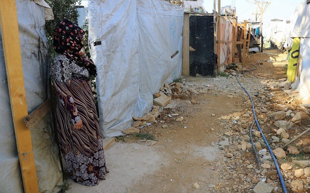 Halima Ali Al Hussein se encuentra fuera de la cabaña de su familia, a la que apenas se le permite irse. Después de divorciarse, se considera una vergüenza para la comunidad. (Lisa Khoury / Times of Israel)