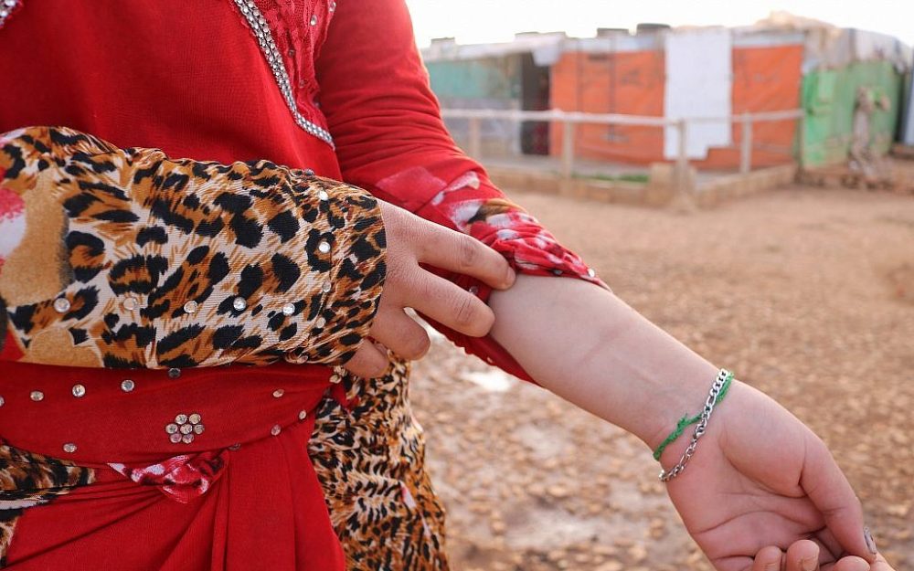 Salwa muestra la cicatriz en su muñeca. Es un recordatorio de una de las muchas veces que ha intentado suicidarse desde que la obligaron a casarse con un hombre físicamente abusivo a la edad de 14 años. (Lisa Khoury / Times of Israel)