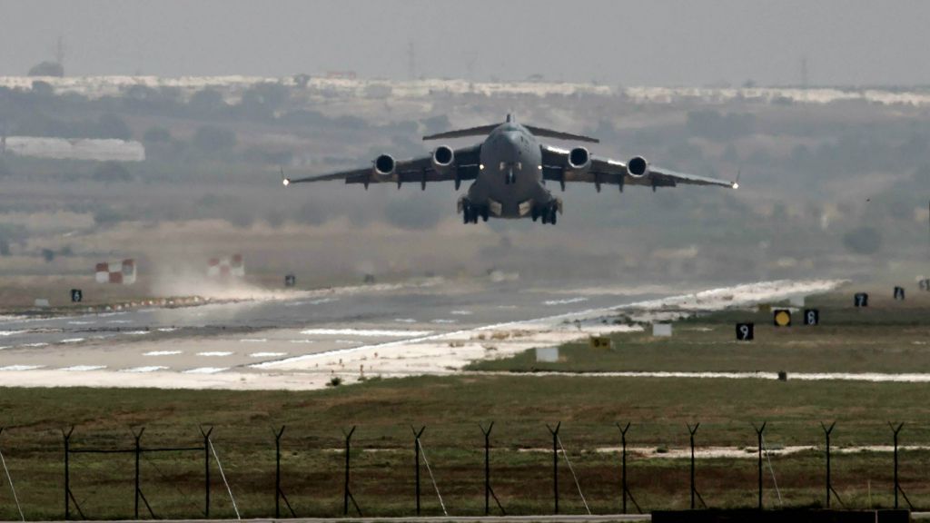 Un avión de la Fuerza Aérea de EE. UU. despega de la base aérea Incirlik en el sur de Turquía, el 1 de septiembre de 2013. (AP / Vadim Ghirda, Archivo)