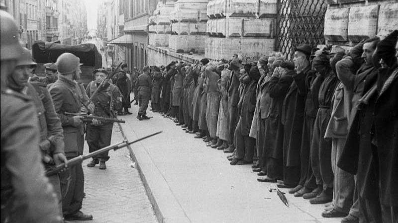 Los soldados alemanes arrestan a civiles italianos en Roma después de un ataque partidista contra las fuerzas nazis durante la Segunda Guerra Mundial (dominio público)