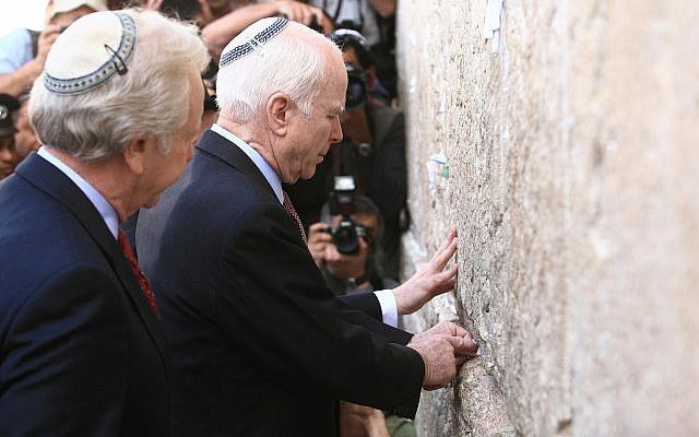 Joe Lieberman, izquierda, y John McCain visitan el Muro Occidental en la Ciudad Vieja de Jerusalén el 19 de marzo de 2008. (Nati Shohat / FLASH 90)