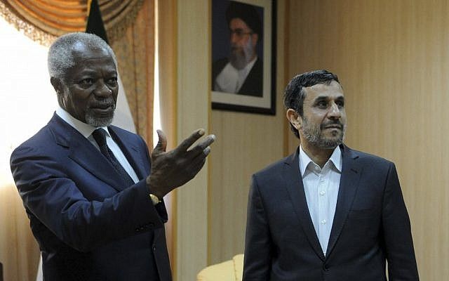 Kofi Annan se encuentra con Mahmoud Ahmadinejad en Irán (crédito de la foto: AP / ISNA / Hamid Foroutan)