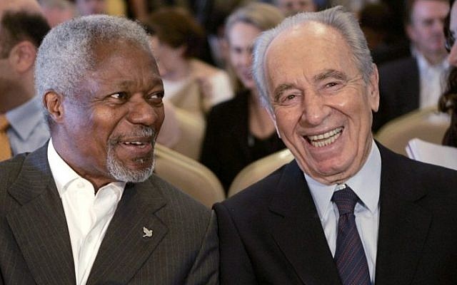 Foto de archivo del ex secretario general de la ONU Kofi Annan, izquierda, que ganó el Premio Nobel en 2001, con el fallecido presidente israelí Shimon Peres, ganador del Premio Nobel de 1994, durante una conferencia en Petra, Jordania, 15 de mayo de 2007. (AFP / Khalil MAZRAAWI)