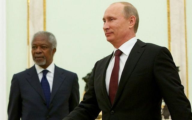 El presidente ruso, Vladimir Putin, camina mientras el enviado especial de las Naciones Unidas, Kofi Annan, mira antes de sus conversaciones en Moscú, martes, 17 de julio de 2012. (Crédito de la foto: Alexander Zemlianichenko / AP)