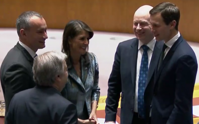 LR: Nickolay Mladenov, coordinador especial de la ONU para el proceso de paz en Oriente Medio, Antonio Guterres, secretario general de la ONU, Nikki Haley, embajador de Estados Unidos ante la ONU, el enviado de paz Jason Greenblatt y el asesor y yerno especial de Donald Trump, Jared Kushner de una sesión del Consejo de Seguridad de la ONU sobre el conflicto israelo-palestino el 20 de febrero de 2018. (Captura de pantalla: Naciones Unidas)