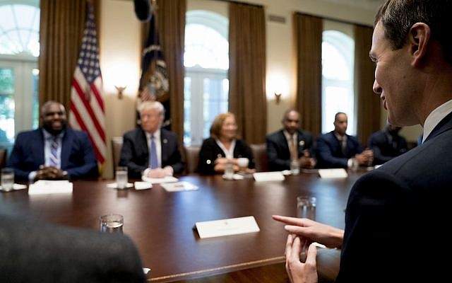 El asesor sénior de la Casa Blanca del presidente Donald Trump, Jared Kushner, asistió a una reunión junto con el presidente Donald Trump, segundo desde la izquierda, con pastores del centro de la ciudad en la sala del gabinete de la Casa Blanca en Washington, miércoles 1 de agosto de 2018. (AP / Andrew Harnik)