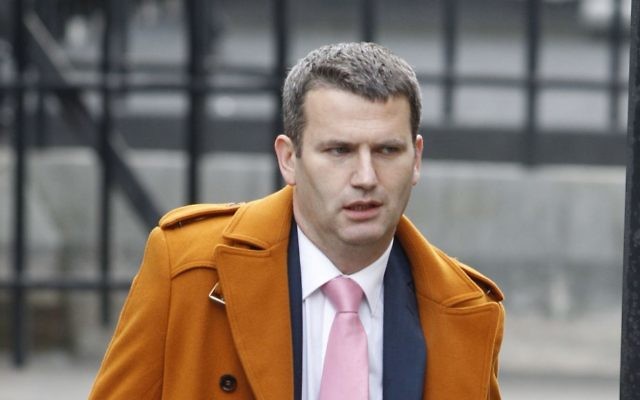 El abogado Mark Lewis llega a una investigación sobre ética de los medios en los Royal Courts of Justice en el centro de Londres, el jueves 24 de noviembre de 2011. (AP / Lefteris Pitarakis)