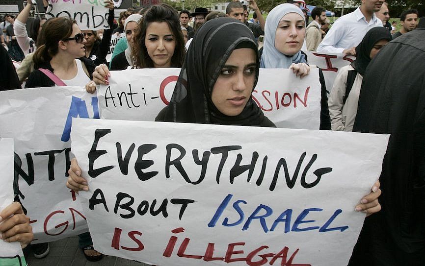 Ilustrativo: Estudiantes protestan en una manifestación contra Israel en la Universidad de California, Irvine. (Mark Boster / Los Angeles Times vía Getty Images / JTA)