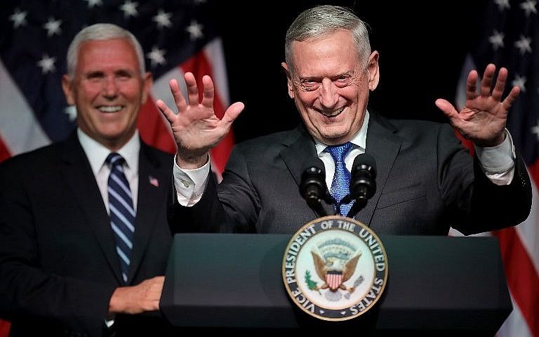 El Secretario de Defensa de los Estados Unidos James Mattis (R) presenta al Vicepresidente Mike Pence en el Pentágono el 9 de agosto de 2018 en Arlington, Virginia. (Chip Somodevilla / Getty Images / AFP)