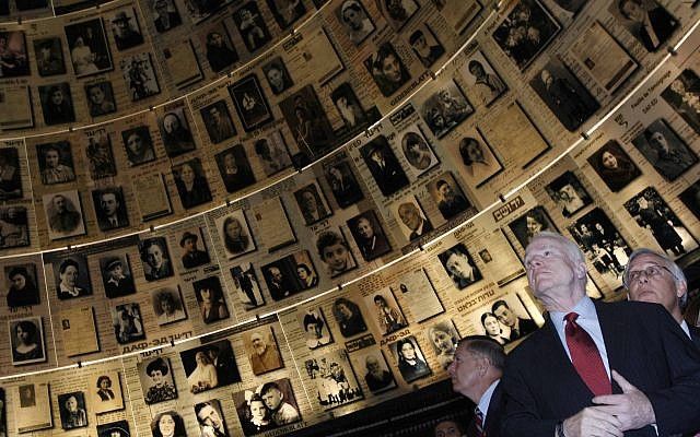 El senador John McCain, candidato presidencial de los EE. UU. Para el Partido Republicano, visita el Salón de los nombres en el Museo Conmemorativo del Holocausto Yad Vashem en Jerusalén el 18 de marzo de 2008. (Michal Fattal / Flash 90)