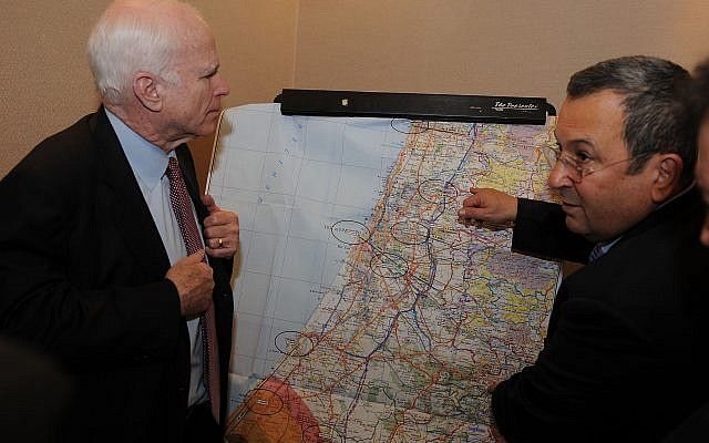 El senador John McCain, izquierda, con el Ministro de Defensa israelí Ehud Barak el 19 de marzo de 2008. (Matty Stern / Embajada de los Estados Unidos / Flash 90)