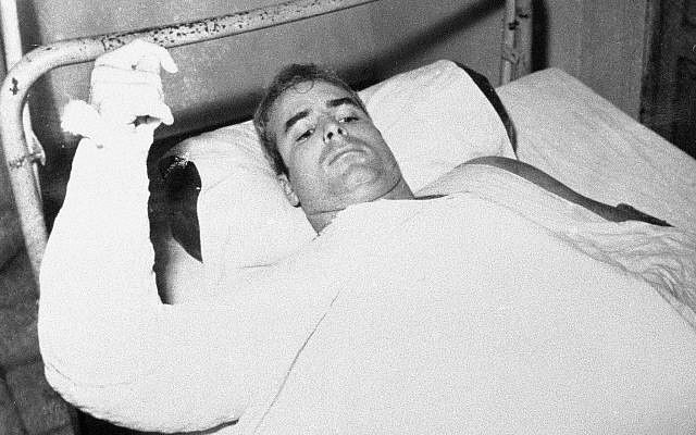 El teniente comandante de la marina estadounidense John S. McCain resulta herido en Vietnam del Norte en una foto sin fecha proporcionada por CBS. (CBS vía AP)