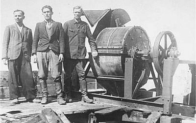 Presos judíos obligados a trabajar para una unidad Sonderkommando 1005 posan junto a una máquina trituradora de huesos en el campo de concentración de Janowska. (ushmm.org vía wikipedia)