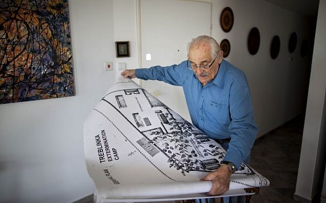 En esta foto de archivo del 31 de octubre de 2010, el sobreviviente del Holocausto Samuel Willenberg muestra un mapa del campo de exterminio de Treblinka durante una entrevista con Associated Press en Tel Aviv, Israel. (AP Photo / Oded Balilty, archivo)