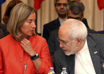 La Alta Representante de la Unión Europea para Asuntos Exteriores, Federica Mogherini, y el Ministro de Relaciones Exteriores iraní Mohammad Javad Zarif, desde la izquierda, esperan el inicio de una reunión bilateral, como parte de las conversaciones nucleares a puerta cerrada con Irán en un hotel en Viena, Austria, el viernes. 6 de julio de 2018. (AP Photo / Ronald Zak)