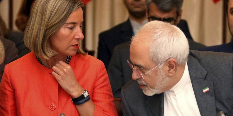 La Alta Representante de la Unión Europea para Asuntos Exteriores, Federica Mogherini, y el Ministro de Relaciones Exteriores iraní Mohammad Javad Zarif, desde la izquierda, esperan el inicio de una reunión bilateral, como parte de las conversaciones nucleares a puerta cerrada con Irán en un hotel en Viena, Austria, el viernes. 6 de julio de 2018. (AP Photo / Ronald Zak)