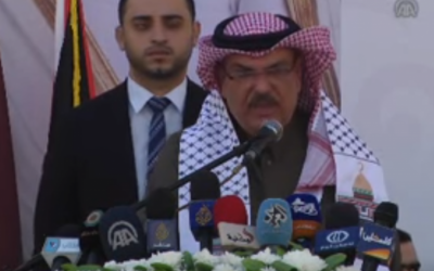 El enviado de Qatar en Gaza, Mohammad al-Amadi, pronuncia una ceremonia en la ciudad de Gaza en honor a la construcción de la nueva ciudad de Hamad el 16 de enero de 2017. (Captura de pantalla / YouTube)