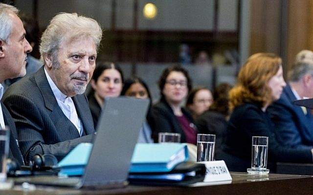 Mohsen Mohebi (L), representante de Irán, aparece en la fotografía durante la apertura del caso entre Irán y Estados Unidos en la Corte Internacional de Justicia en La Haya, Holanda, el 27 de agosto de 2018. (AFP Photo / ANP / Jerry Lampen)