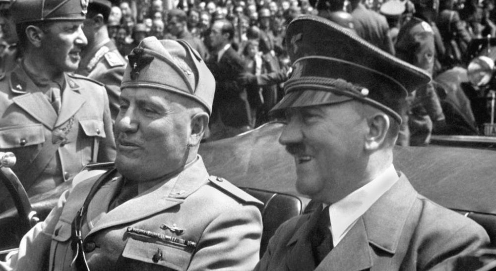 Mussolini y Hitler durante un desfile que celebra su alianza (dominio público)