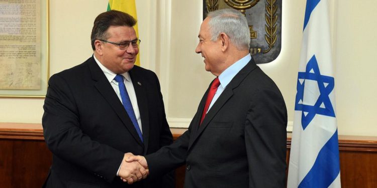 Netanyahu en Lituania, lugar de nacimiento de su abuela, en busca de aliados europeos