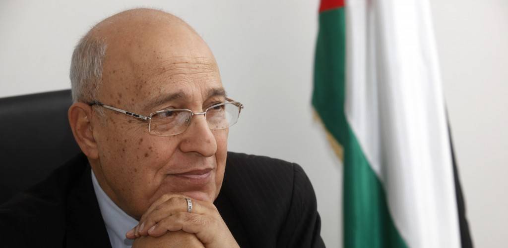 Nabil Shaath, el comisionado para las relaciones externas del movimiento Fatah, en su oficina en la ciudad cisjordana de Ramallah, 18 de enero de 2012 (Miriam Alster / Flash 90)