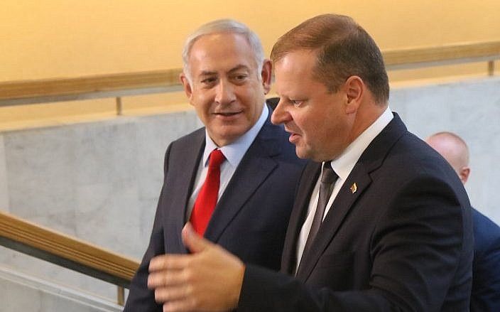 El primer ministro israelí, Benjamin Netanyahu (izq.), Habla con su homólogo lituano, Saulius Skvernelis, en Vilnius, Lituania, el 23 de agosto de 2018. (AFP / Petras Malukas)